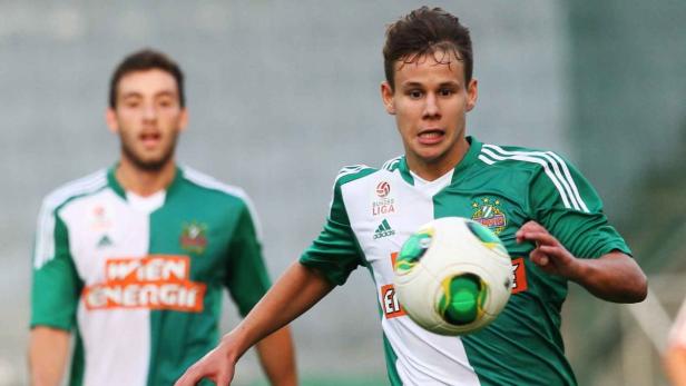 Ein Fußballspieler des SK Rapid Wien mit dem Ball am Fuß.