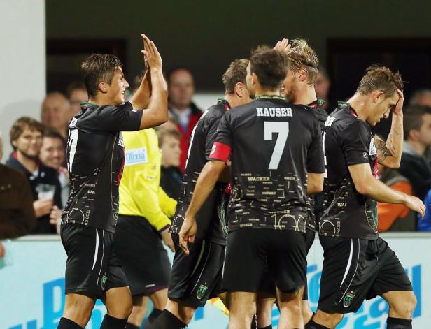 Fußballspieler von Wacker Innsbruck feiern ein Tor.
