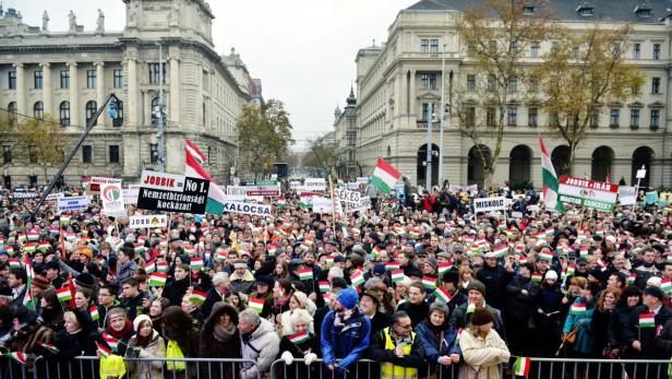 Eine große Menschenmenge demonstriert mit ungarischen Flaggen und Schildern in Budapest.