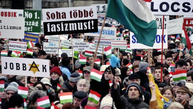 Eine Demonstration mit ungarischen Flaggen und Schildern gegen Faschismus und die Partei Jobbik.