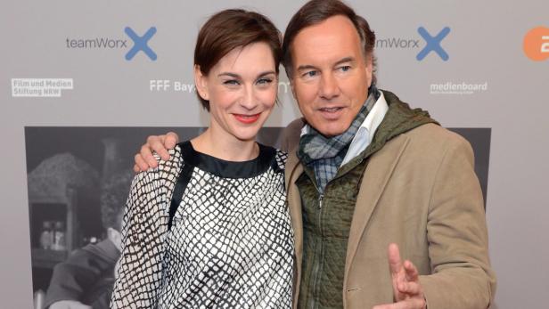 Die Schauspielerin Anna Loos und Jan Josef Liefers posieren auf einer Veranstaltung.
