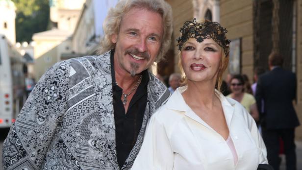 Thomas Anders und seine Frau Claudia posieren für ein Foto.