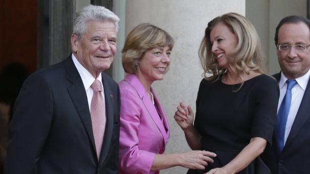 Joachim Gauck und François Hollande mit ihren Partnerinnen bei einem Treffen.