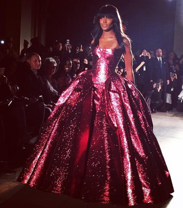 Naomi Campbell in einem glitzernden, roten Ballkleid auf dem Laufsteg.