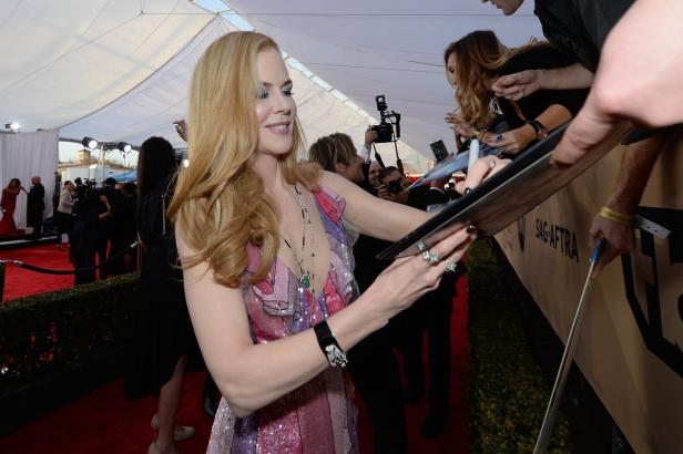 Nicole Kidman signiert Autogramme auf dem roten Teppich.
