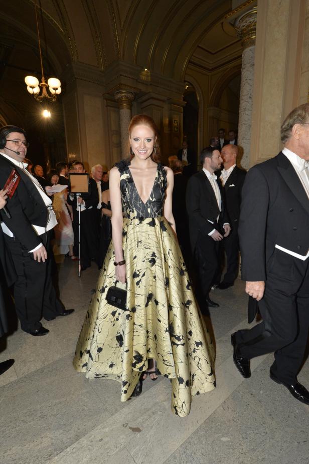 Opernball: Dieses Kleid trägt Mirjam Weichselbraun