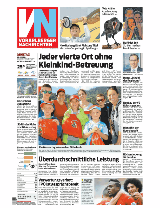 Eine Gruppe von Kindern und Erwachsenen bei einer Wanderung in Vorarlberg.