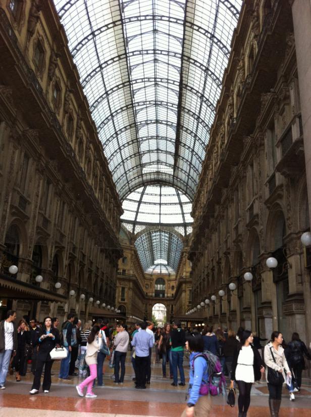 Die Galleria Vittorio Emanuele II in Mailand mit vielen Besuchern.