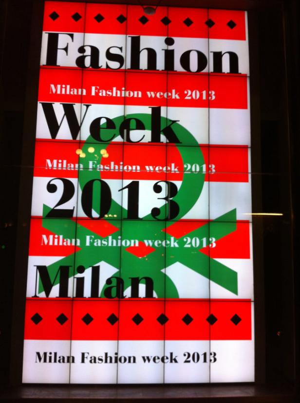 Ein Werbeplakat für die Mailänder Fashion Week 2013.