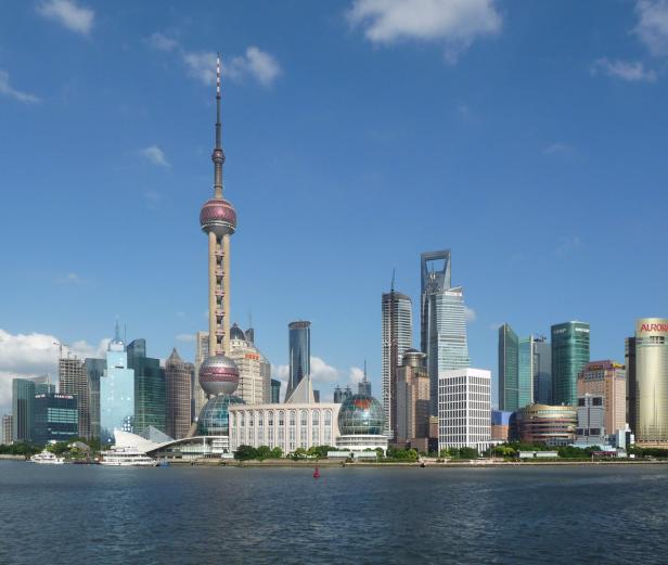 Die Skyline von Shanghai mit dem markanten Oriental Pearl Tower im Vordergrund.