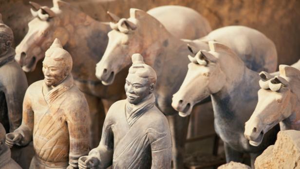 Terrakotta-Krieger und Pferde der Terrakotta-Armee in Xi'an, China.