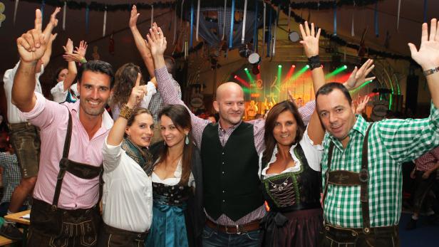 Wiener Wiesn: Einträchtig in Tanzstimmung