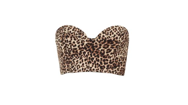 Ein trägerloses Bustier mit Leopardenmuster vor einem weißen Hintergrund.