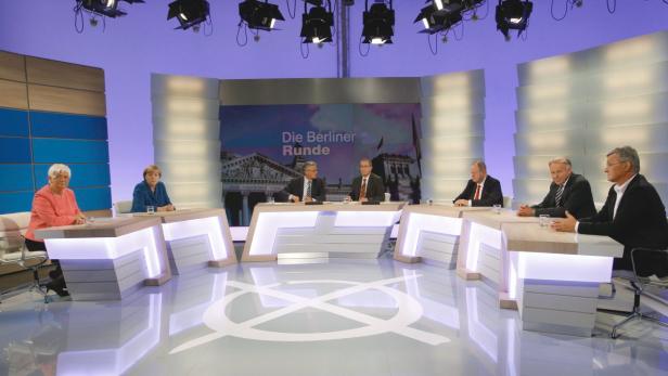Mehrere Personen sitzen in einem Fernsehstudio für „Die Berliner Runde“.