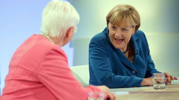 Angela Merkel während eines Interviews mit einer anderen Frau.