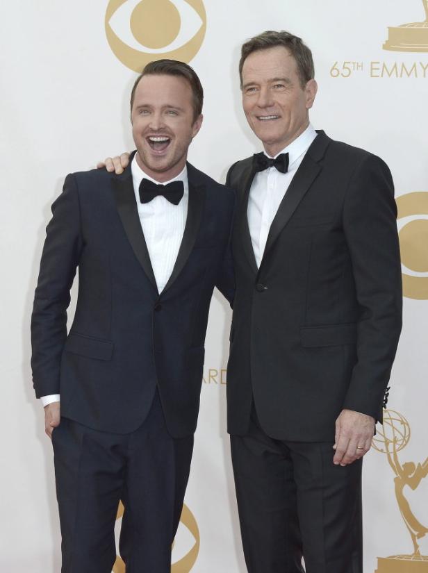 Bryan Cranston und Aaron Paul posieren auf der 65. Primetime-Emmy-Verleihung.