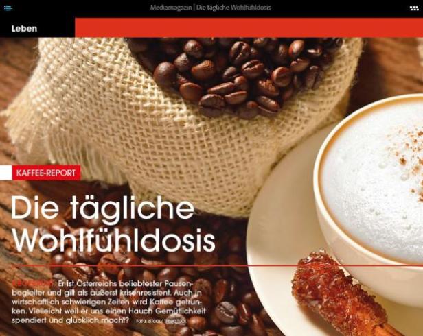 Ein Jutesack voller Kaffeebohnen neben einer Tasse Cappuccino mit Zuckerstange.