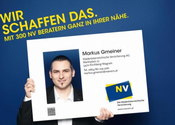Ein Mann hält ein Schild mit dem Foto und den Kontaktdaten von Markus Gmeiner, Niederösterreichische Versicherung.