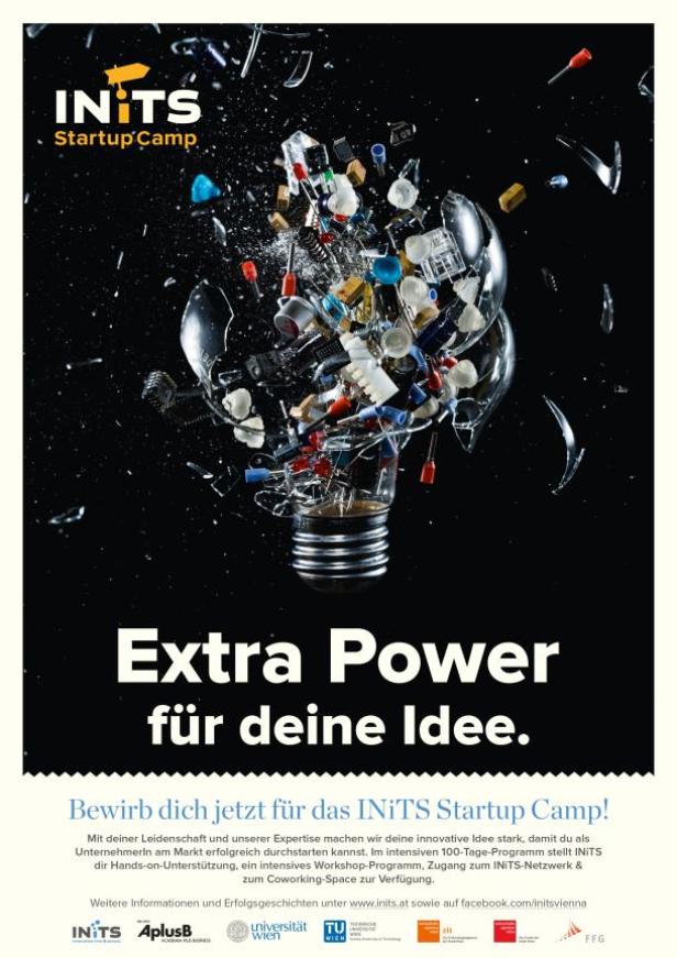Eine zerbrochene Glühbirne, gefüllt mit Elektronikbauteilen, vor einem schwarzen Hintergrund.