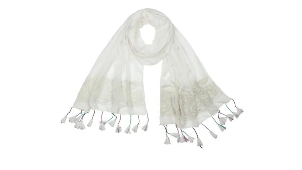 Ein weißer Schal mit Stickereien und Quasten an den Enden.
