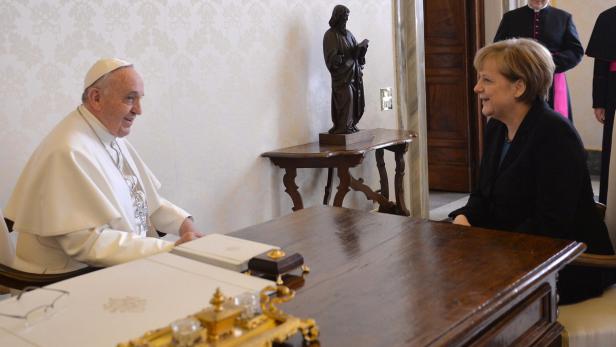Papst Franziskus trifft sich mit Angela Merkel zu einem Gespräch.