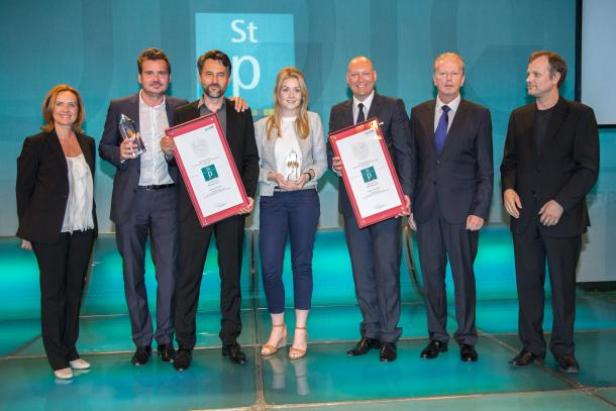 Sery-Froscher, Mitterlehner und Harather mit den Vertretern von Opel Österreich und der Agentur WienNord. (fotografien allec: silveri matthias) Eine Gruppe von Personen posiert mit Urkunden und einer Trophäe auf einer Bühne.