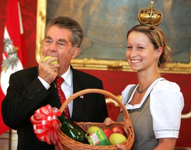 Ein Mann isst einen Apfel, während eine junge Frau mit einer goldenen Krone einen Korb hält.