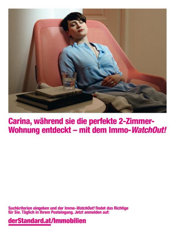 Eine Frau schläft entspannt in einem Sessel.