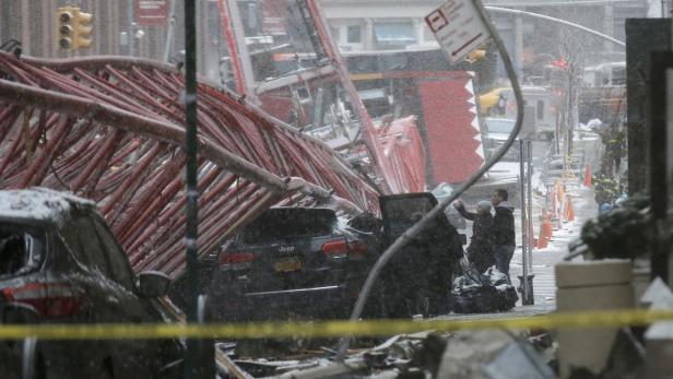 Ein Kran ist während eines Schneesturms auf eine Straße in New York gestürzt und hat mehrere Autos beschädigt.