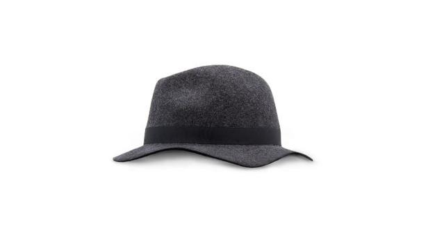 Ein grauer Filzhut mit einem schwarzen Band liegt auf einem weißen Hintergrund.