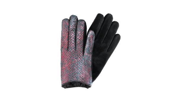 Ein Paar Handschuhe, eines mit Schlangenmuster, das andere aus schwarzem Leder.