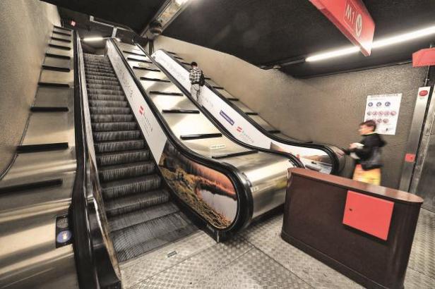 Eine Rolltreppe in einer U-Bahn-Station mit Werbung für Österreich.