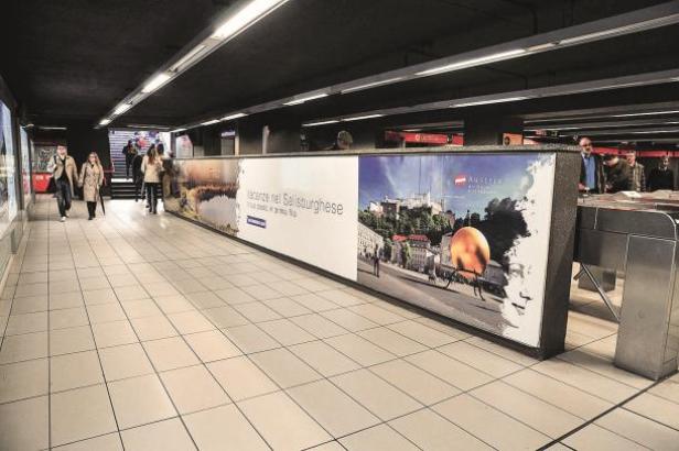 In einer Unterführung hängt Werbung für Urlaub im Salzburger Land.