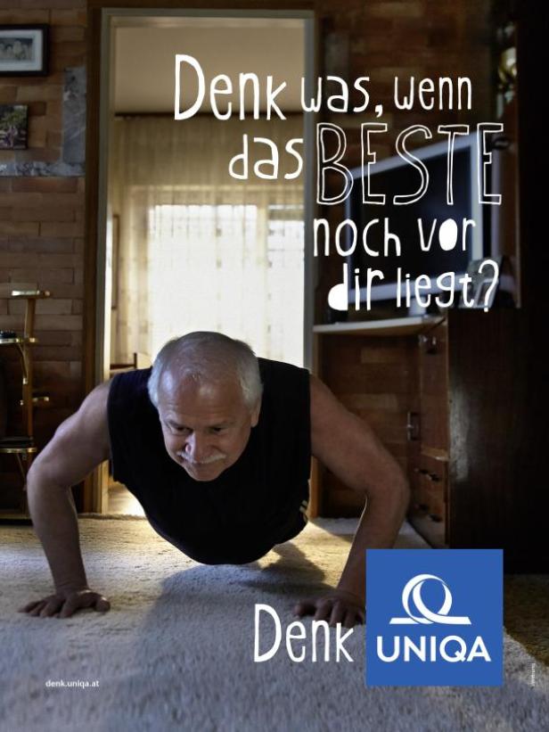 Ein älterer Mann macht Liegestütze auf einem Teppich.