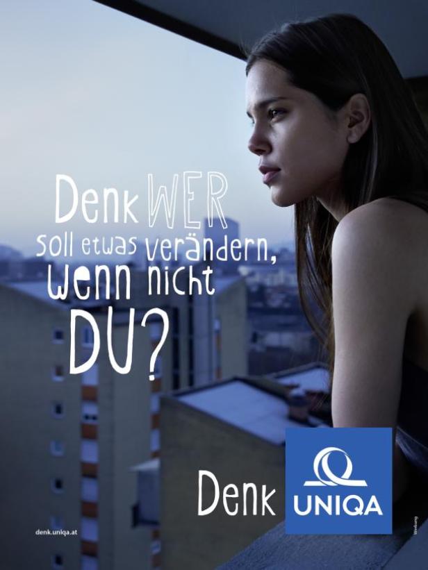 Eine junge Frau blickt nachdenklich aus dem Fenster, im Vordergrund der Slogan „Denk WER, wenn nicht DU?“.