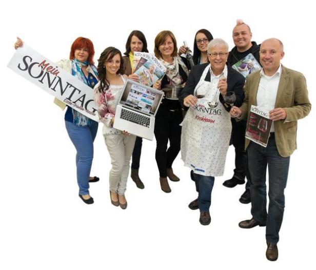 Mehr Sonntag liefert das Kärntner Regionalmedien-Team mit der Digitalisierung des Inhaltsspektrums des Monatsmagazins Mein Sonntag. (c: krm) Eine Gruppe von Personen präsentiert „Mein Sonntag“-Produkte und -Zeitschriften.