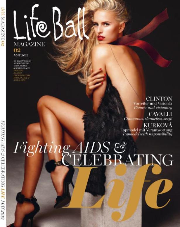 Das Cover des Life Ball Magazins mit einem Model, das für die Bekämpfung von AIDS wirbt.