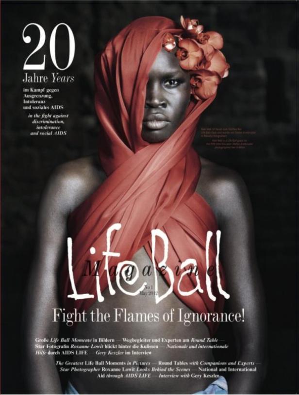 Das Cover des „Life Ball“-Magazins zeigt eine Frau mit rotem Turban und Blumen.