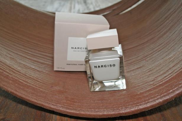 Ein Flakon des Parfüms „Narciso“ von Narciso Rodriguez steht vor seiner Verpackung.