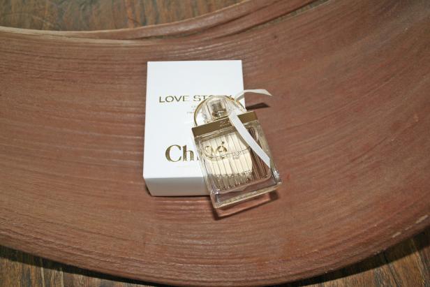 Ein Flakon des Parfüms „Love Story“ von Chloé steht vor der zugehörigen Verpackung.