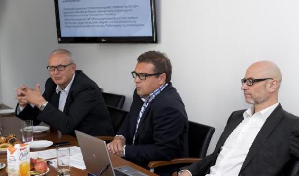 Peter Lammerhuber (GroupM), Michael Straberger und Werner Müller (Österreichischer Werberat) wollen Online-Schaltungen in rechtswidrigen Umfeldern unterbinden. (c: ö werberat) Drei Männer sitzen an einem Tisch bei einer Besprechung.