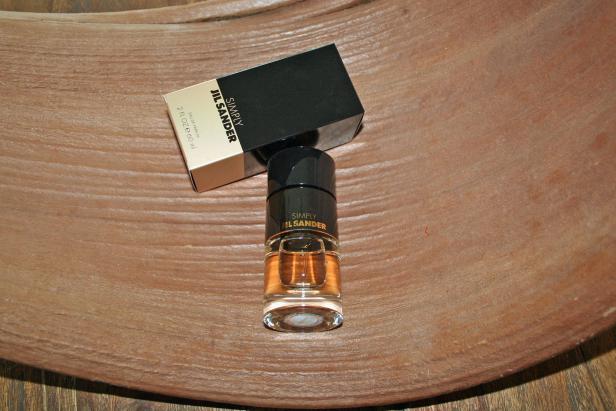 Eine Flasche „Simply Jil Sander“ Eau de Parfum mit der zugehörigen Verpackung.