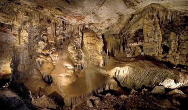 Das Innere einer Höhle mit Stalaktiten und Stalagmiten.