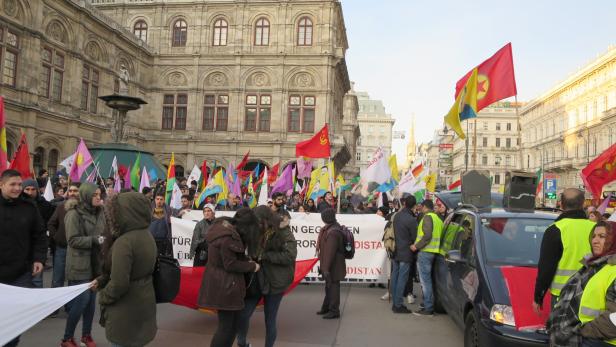 Kurden-Demo in Wien: "Kinder, Frauen, Alte getötet"