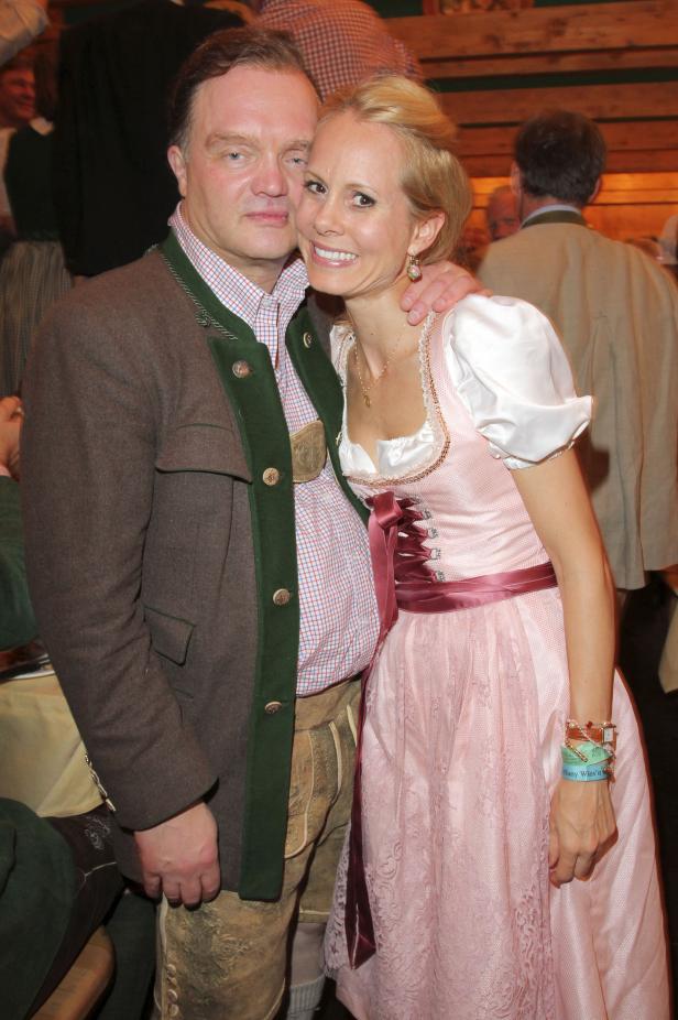 Ein Mann und eine Frau in Tracht posieren für ein Foto.