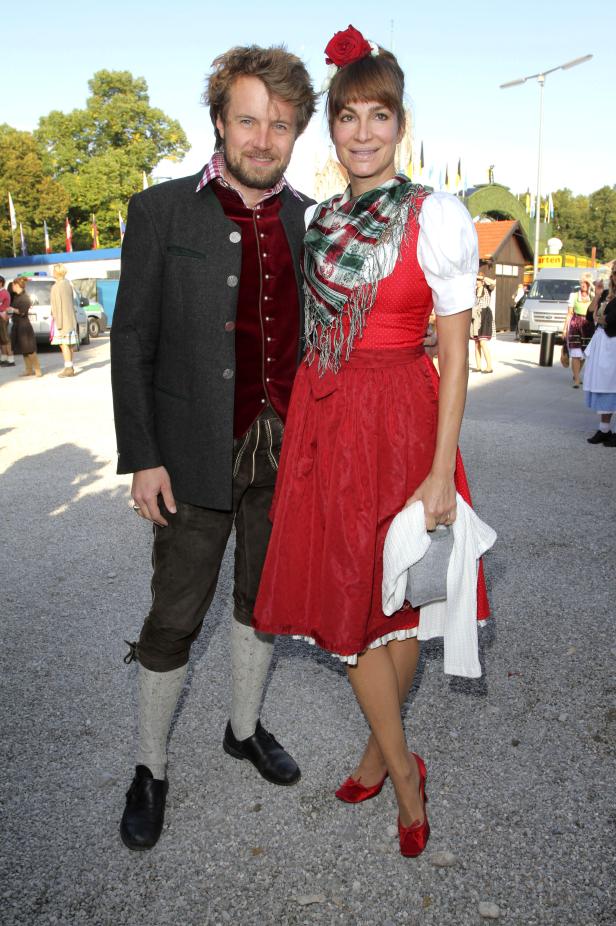 Ein Mann und eine Frau in Tracht auf einer Veranstaltung.