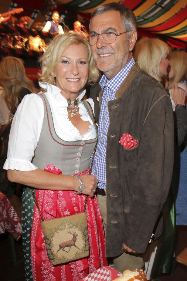 Ein Paar in Tracht posiert auf dem Oktoberfest.