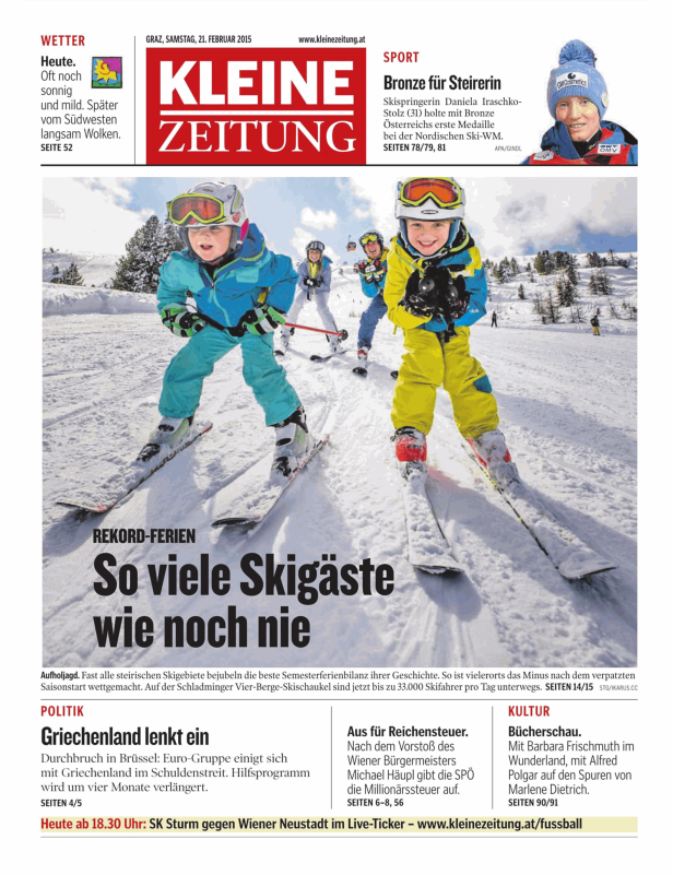 Eine Gruppe Kinder fährt Ski auf einer schneebedeckten Piste.