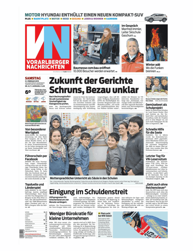 Eine Gruppe von Schulkindern steht zusammen und hält eine Weltkarte hoch.