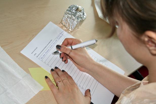 Eine Frau füllt einen Fragebogen zu Düften aus.